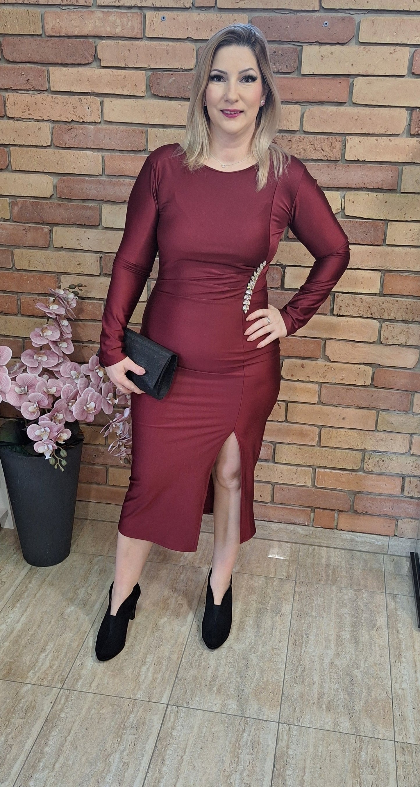 Elegáns ruha, oldalt díszített