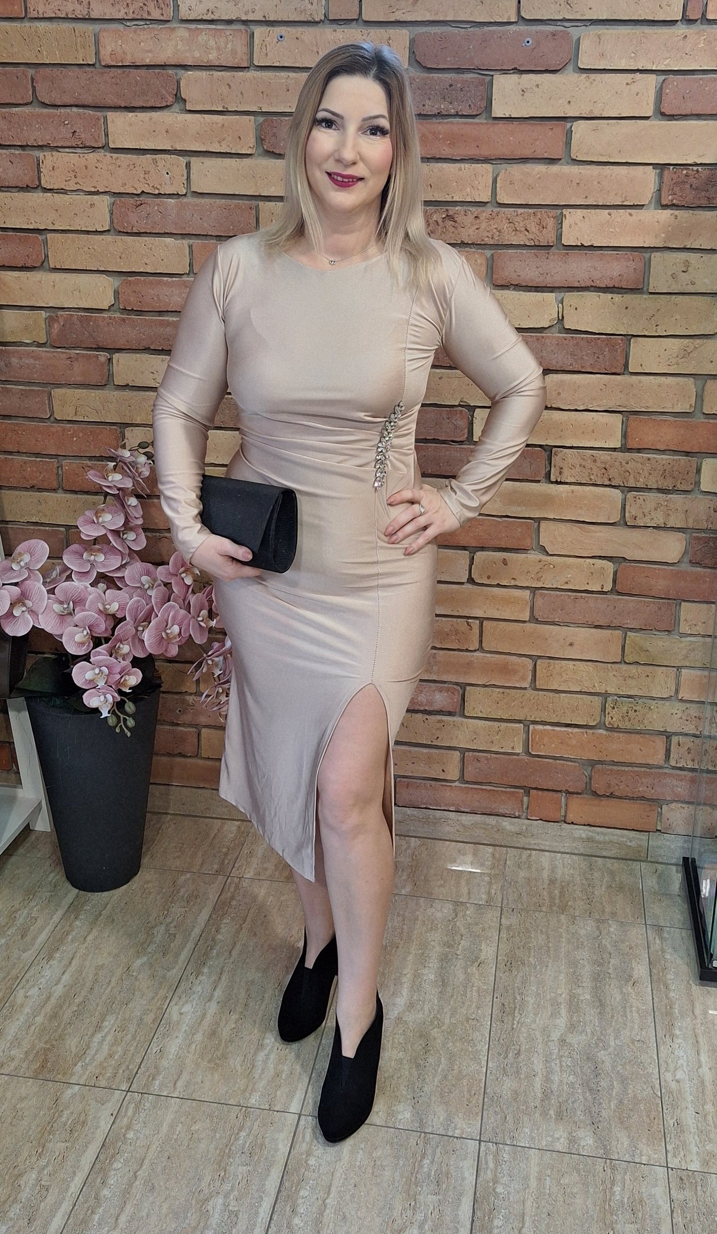 Elegáns ruha, oldalt díszített