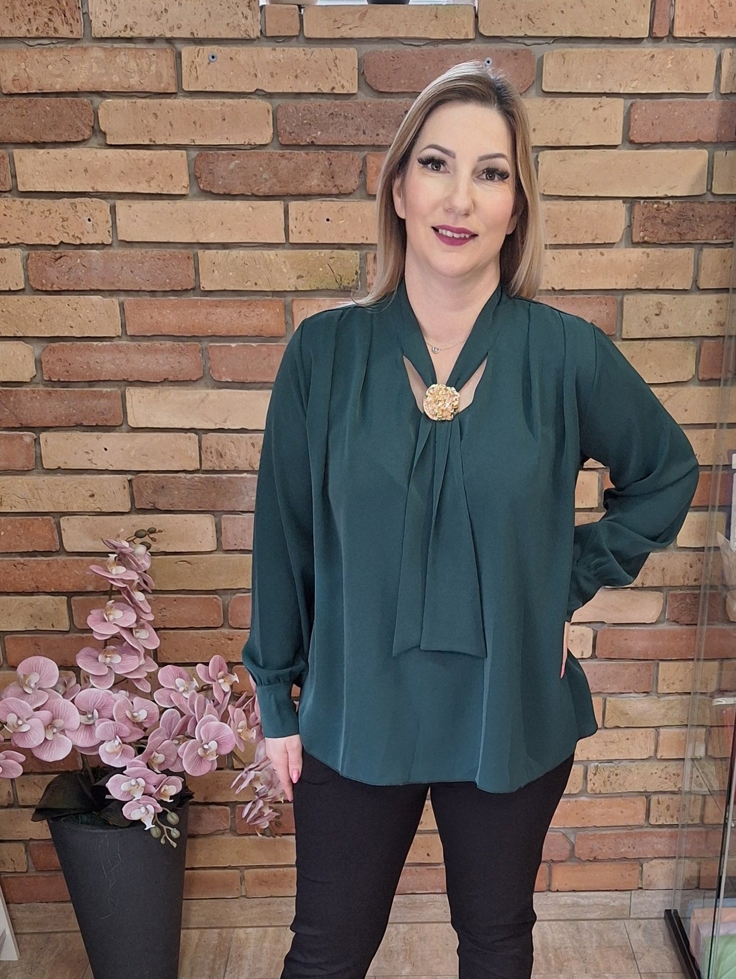 Nyakkendős blúz brossal