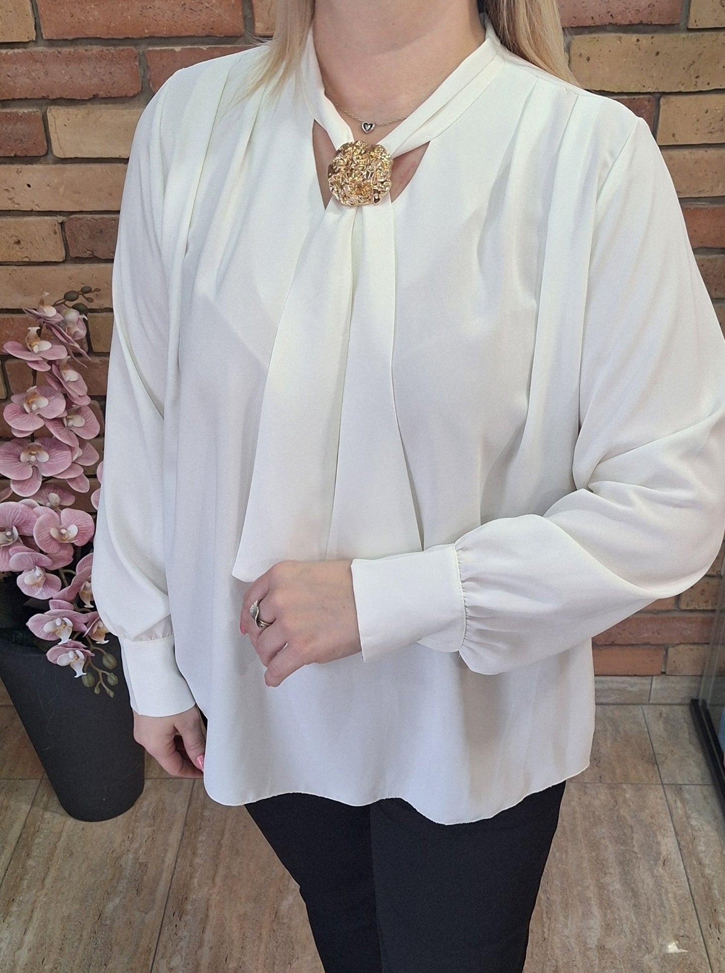 Nyakkendős blúz brossal