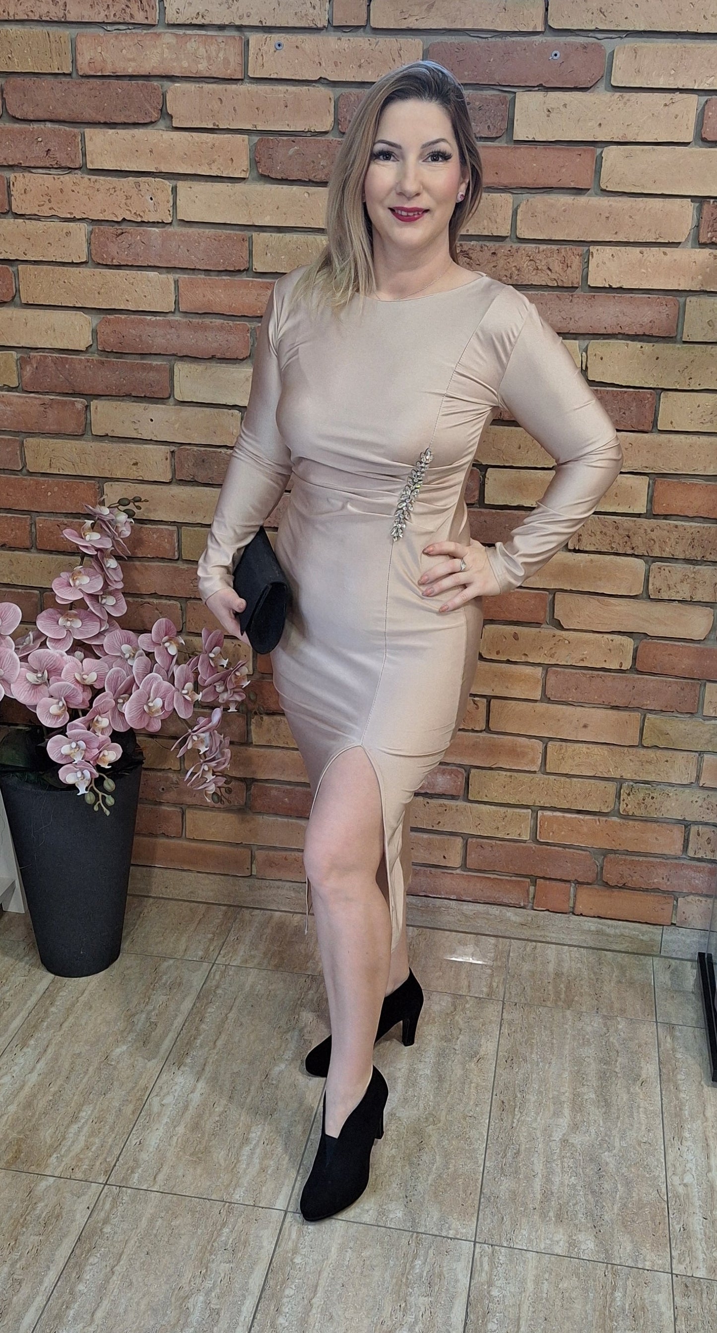 Elegáns ruha, oldalt díszített