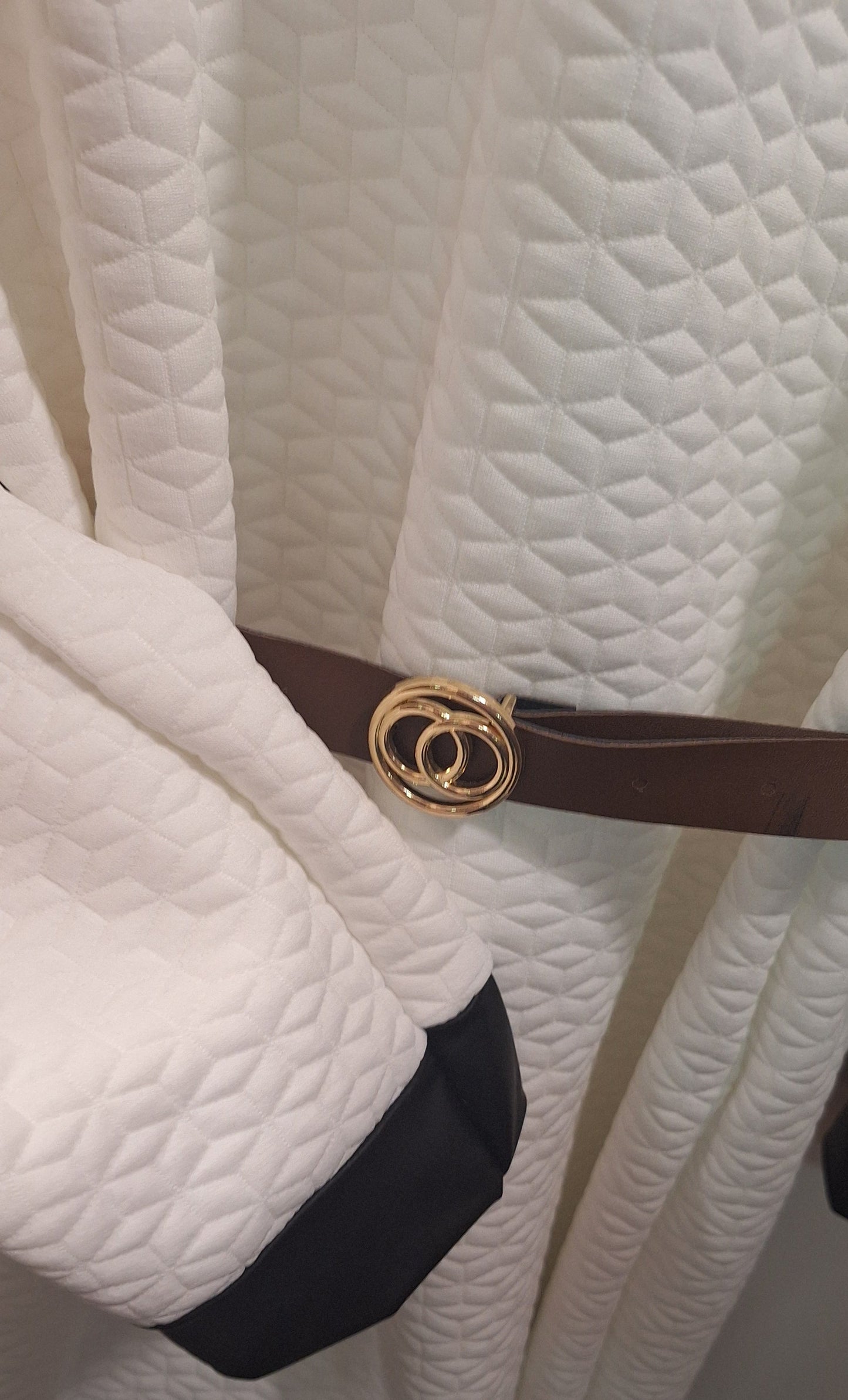 Anyagában mintás, öves ruha