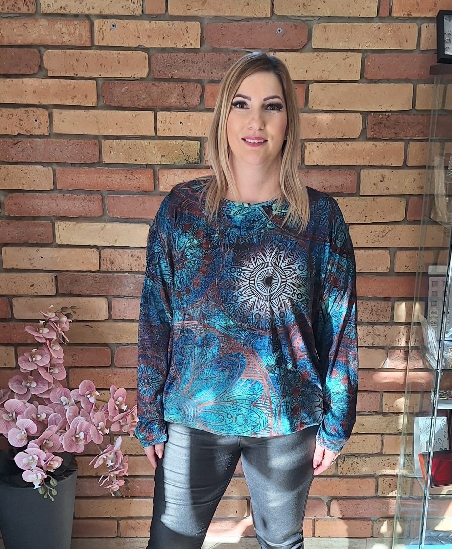 Kerek nyakú mintás felső