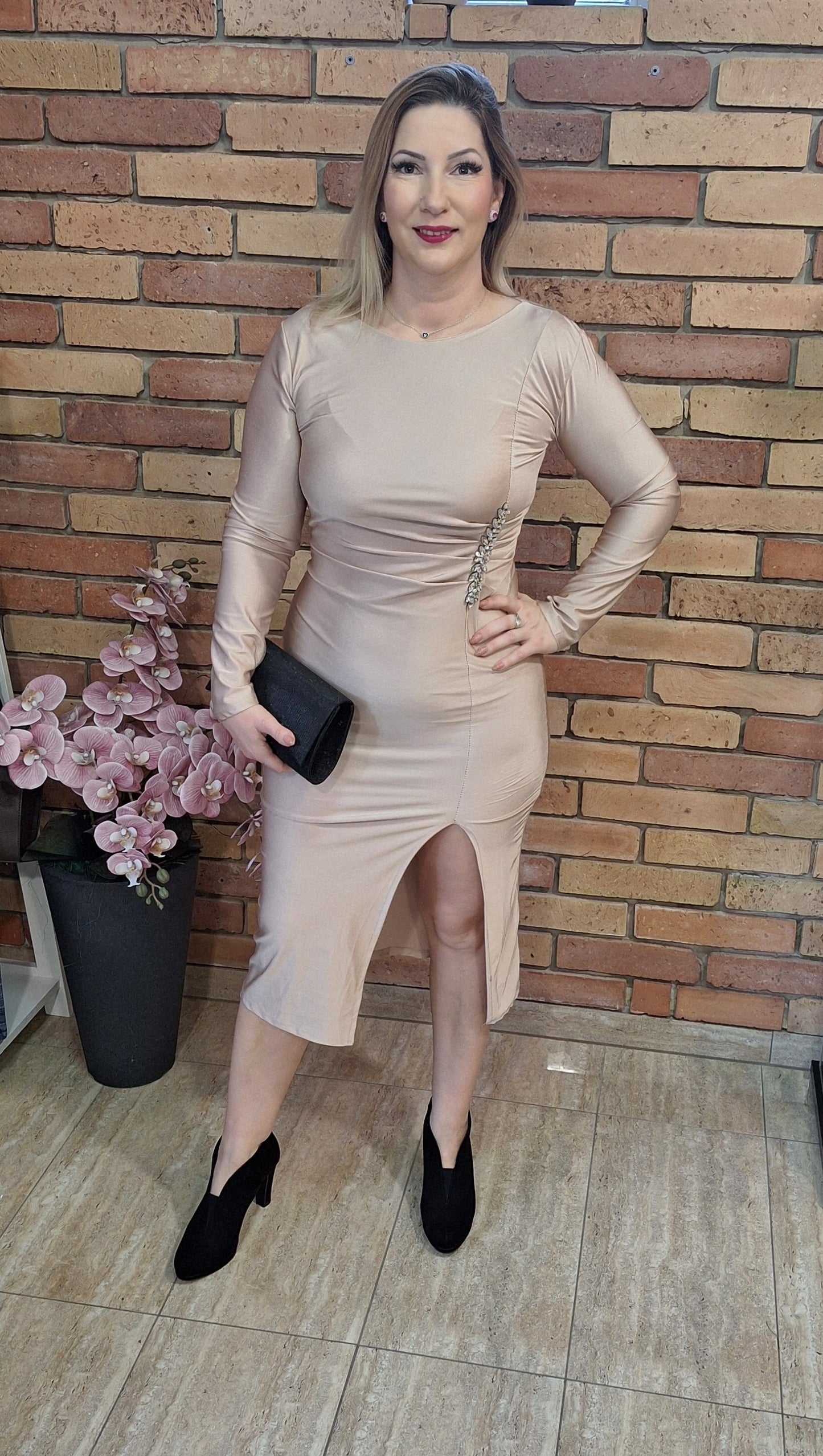 Elegáns ruha, oldalt díszített