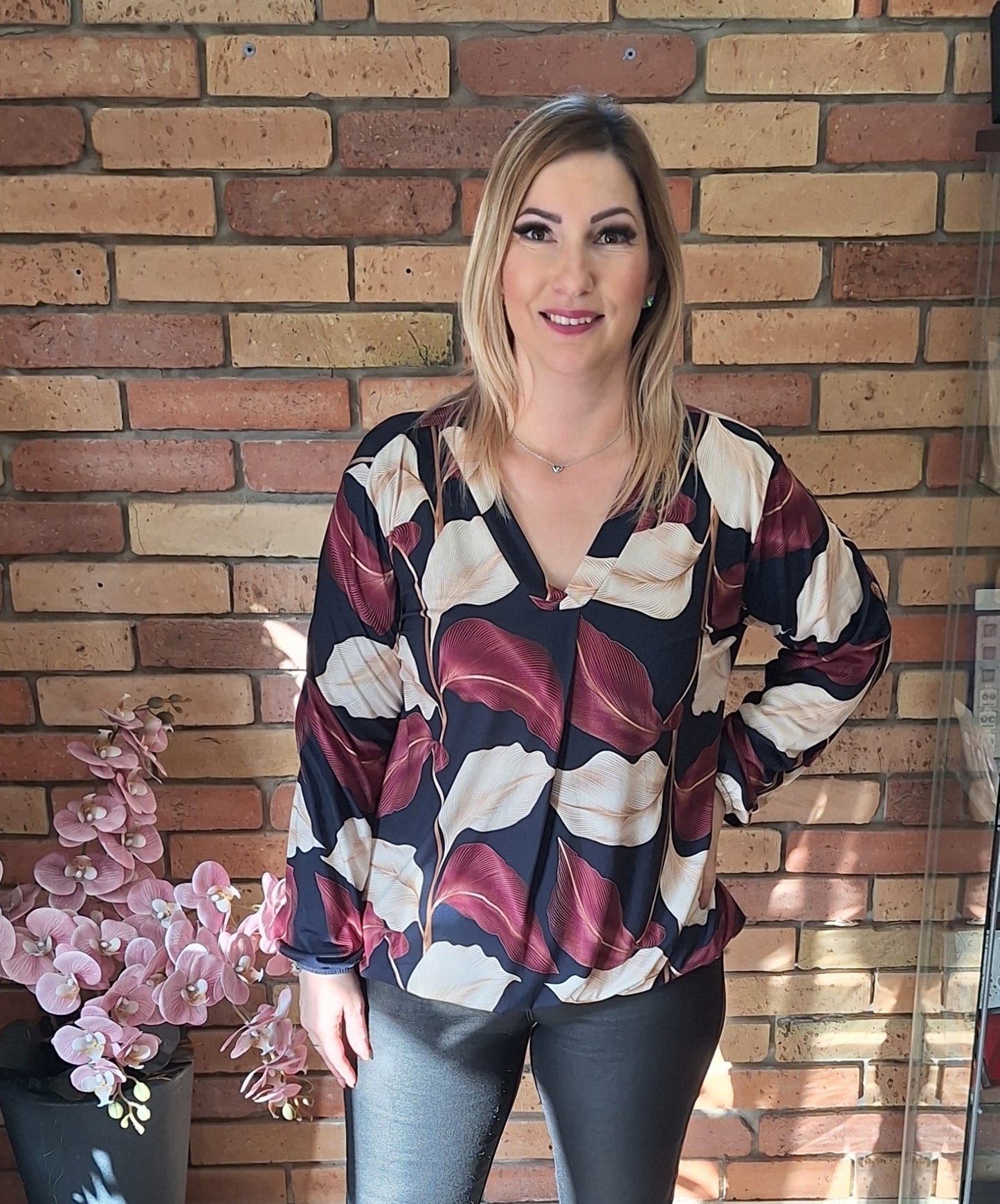 V-kivágású mintás felső