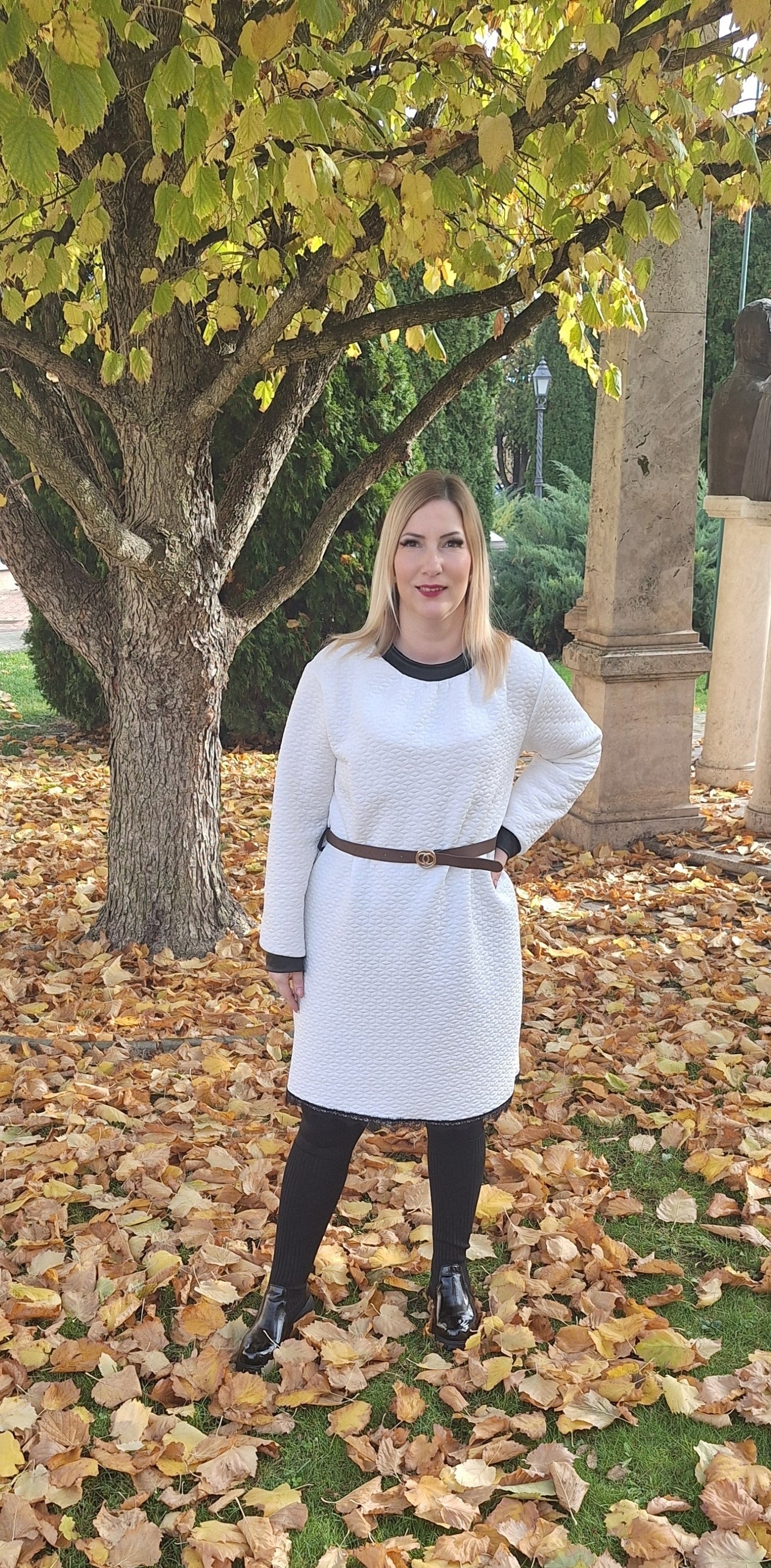 Anyagában mintás, öves ruha