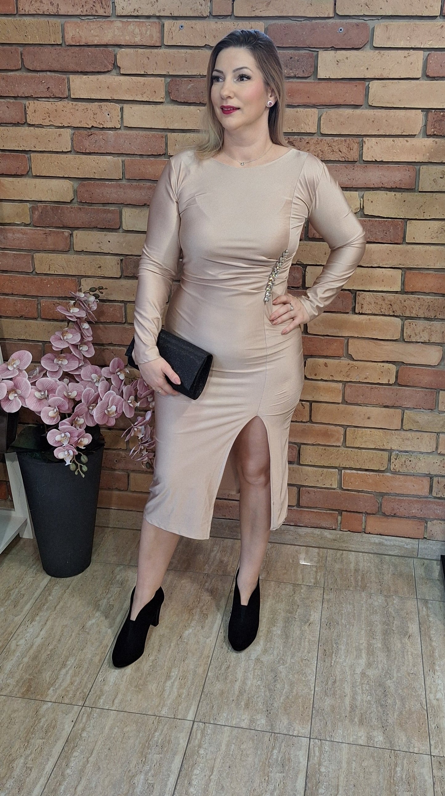 Elegáns ruha, oldalt díszített