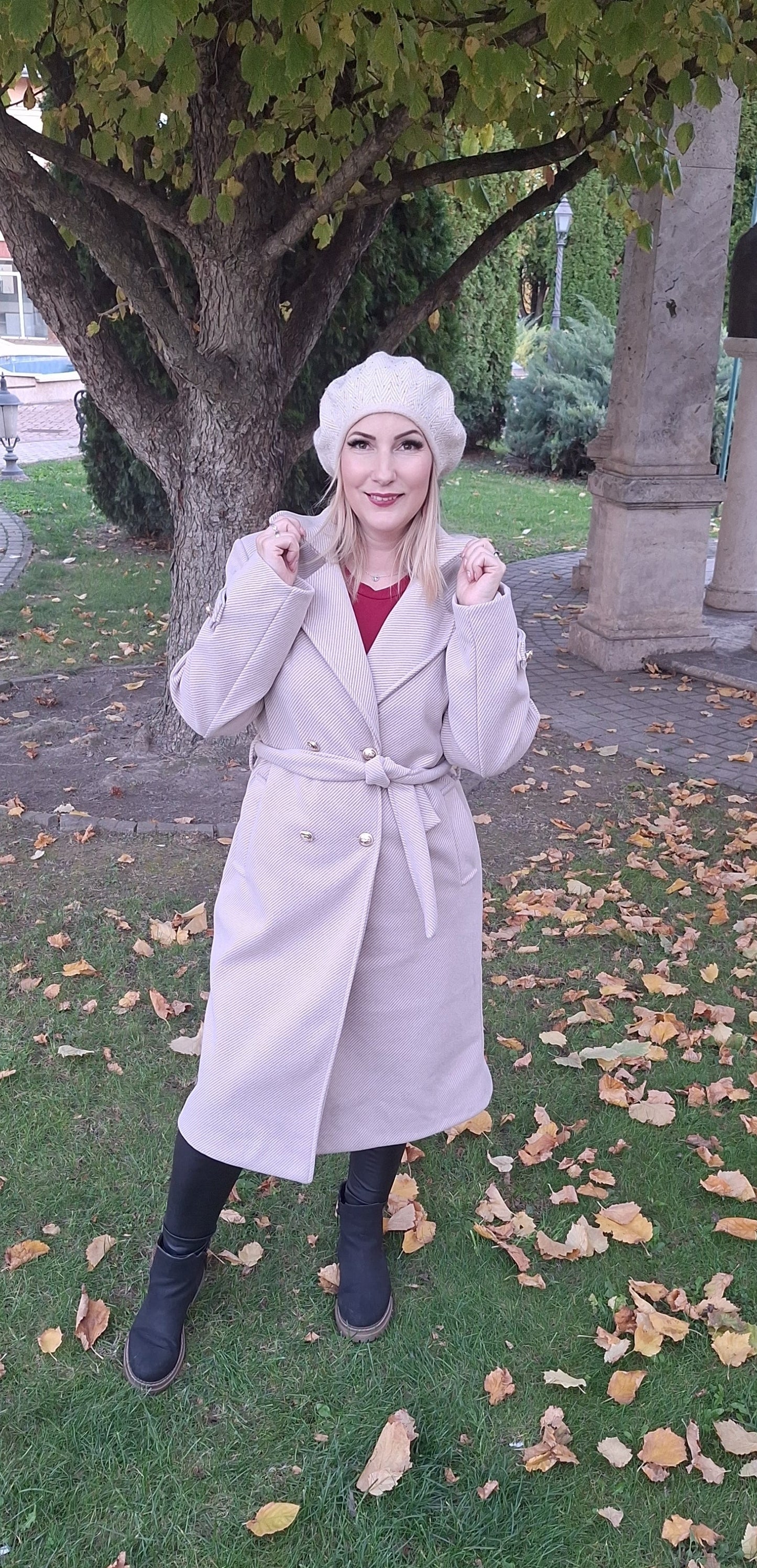 Megkötős, díszgombos szövetkabát