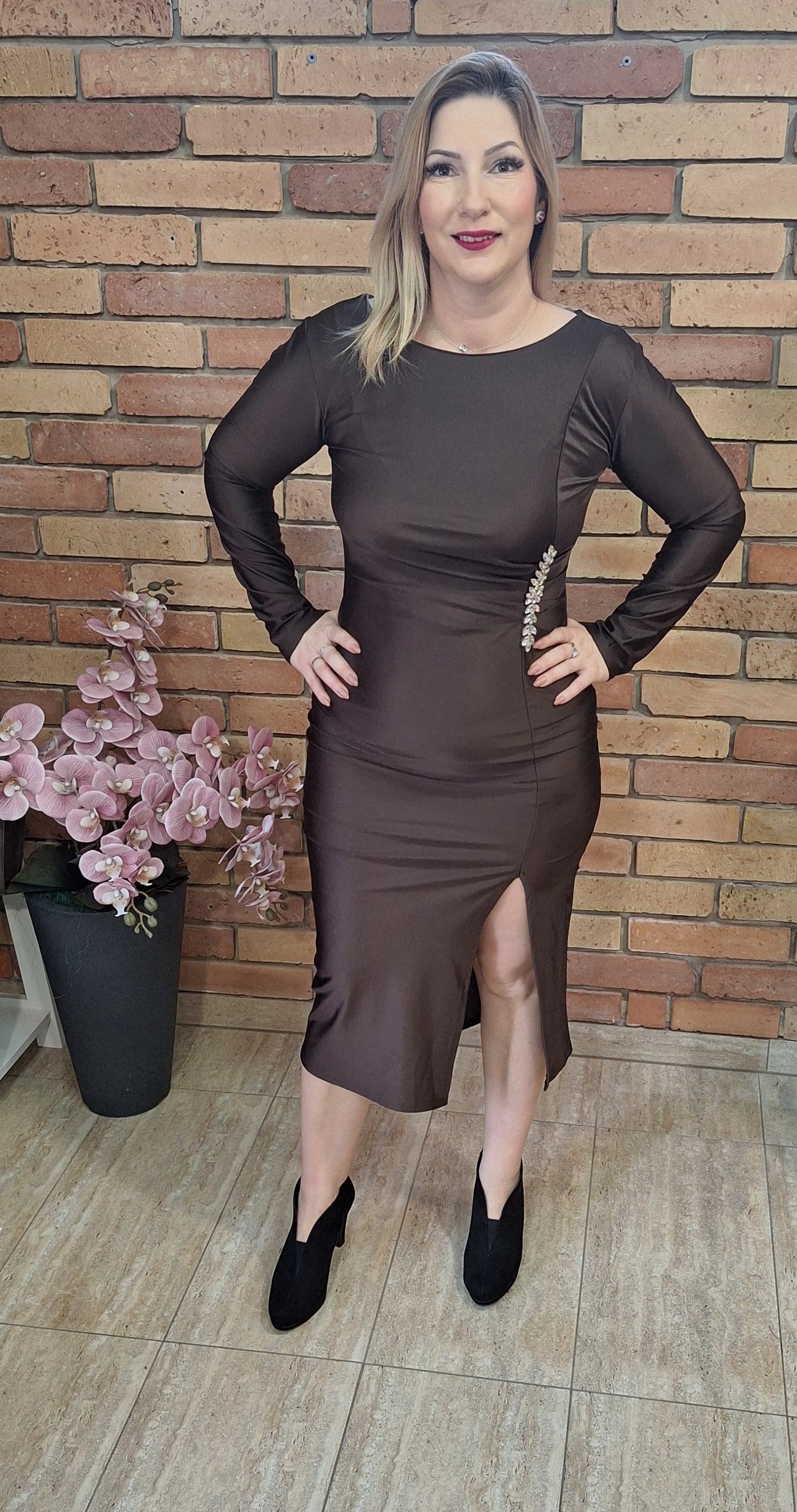 Elegáns ruha, oldalt díszített