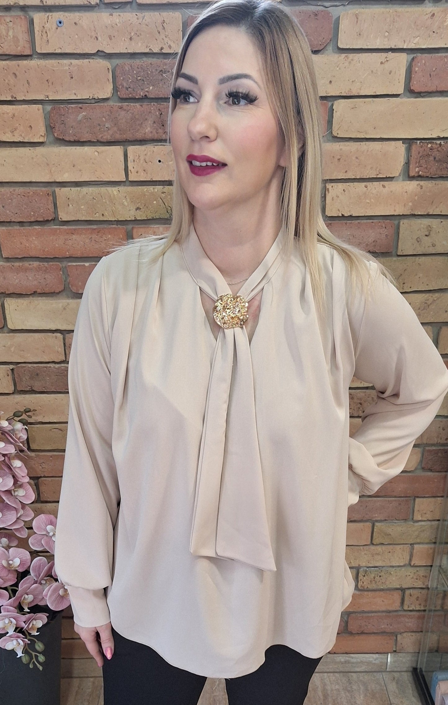 Nyakkendős blúz brossal