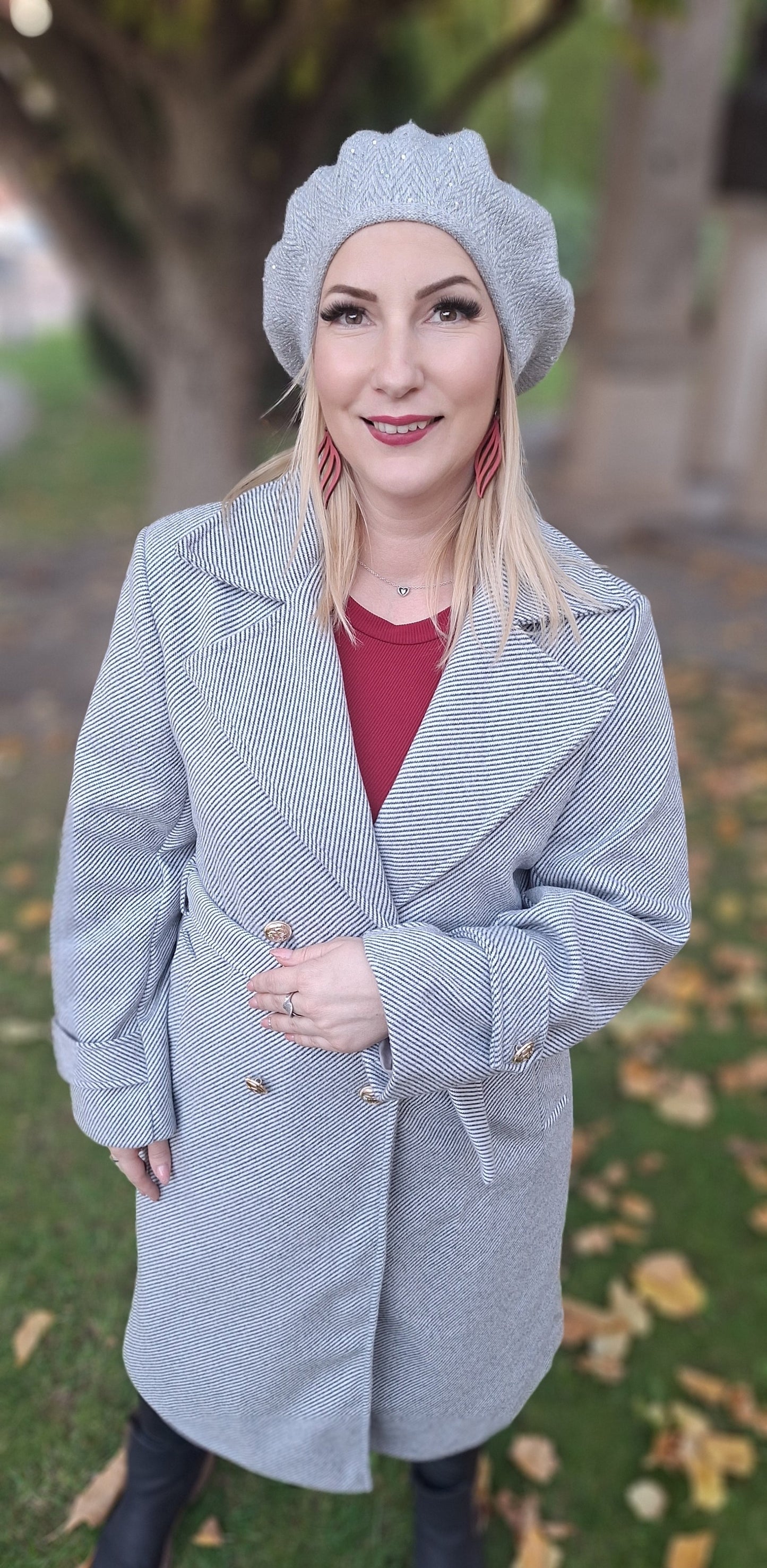 Megkötős, díszgombos szövetkabát