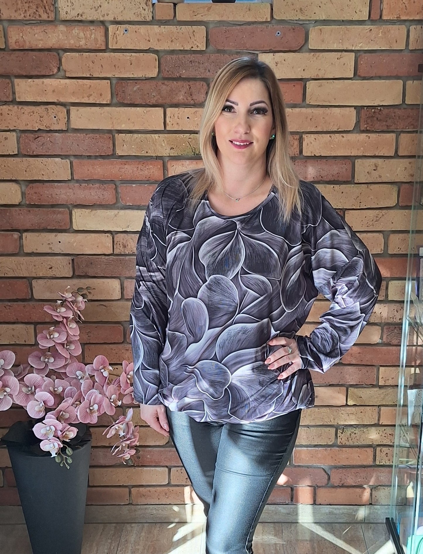 Kerek nyakú mintás felső