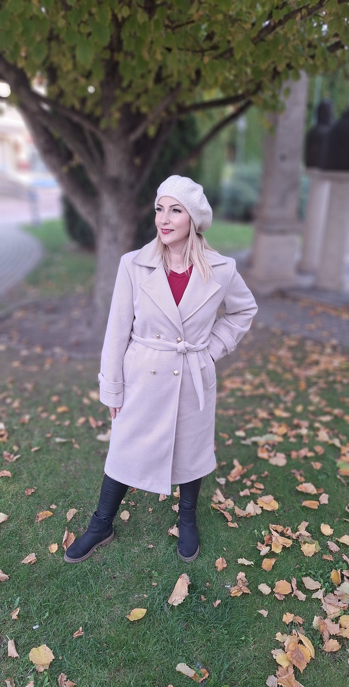 Megkötős, díszgombos szövetkabát