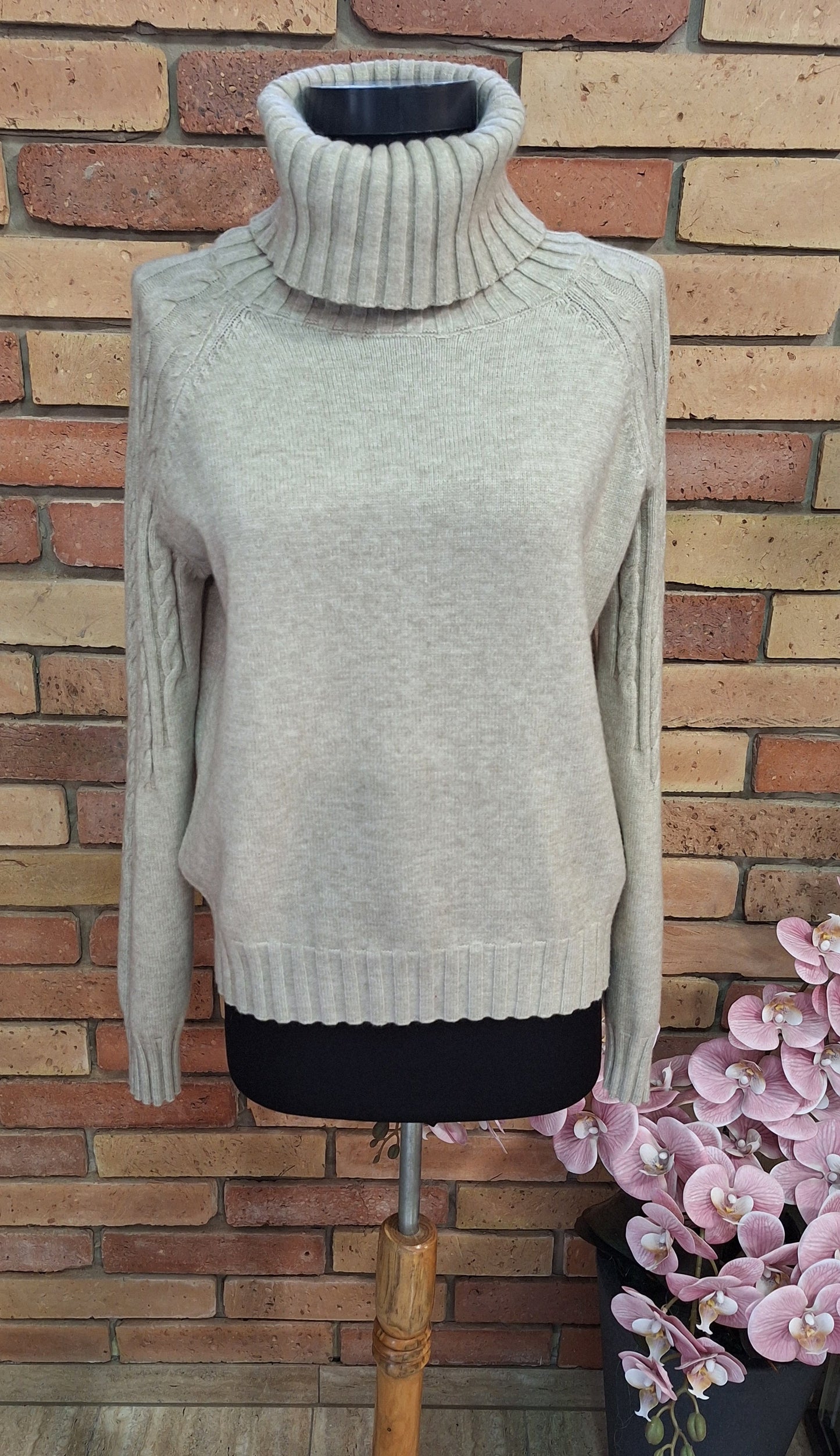 Kötött garbós pulóver