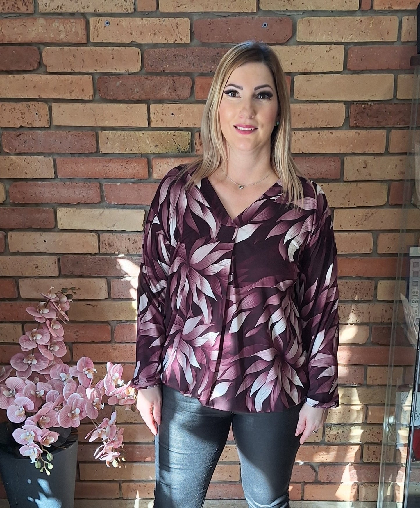 V-kivágású mintás felső