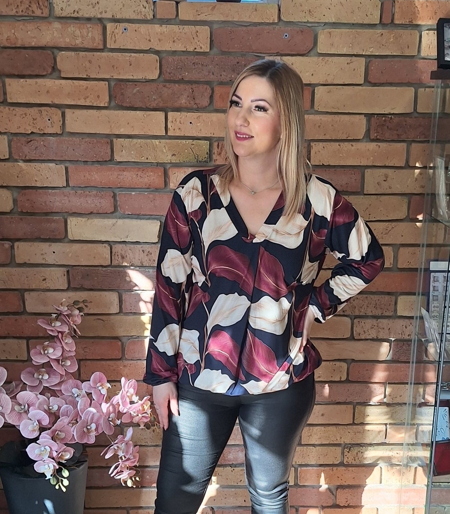 V-kivágású mintás felső