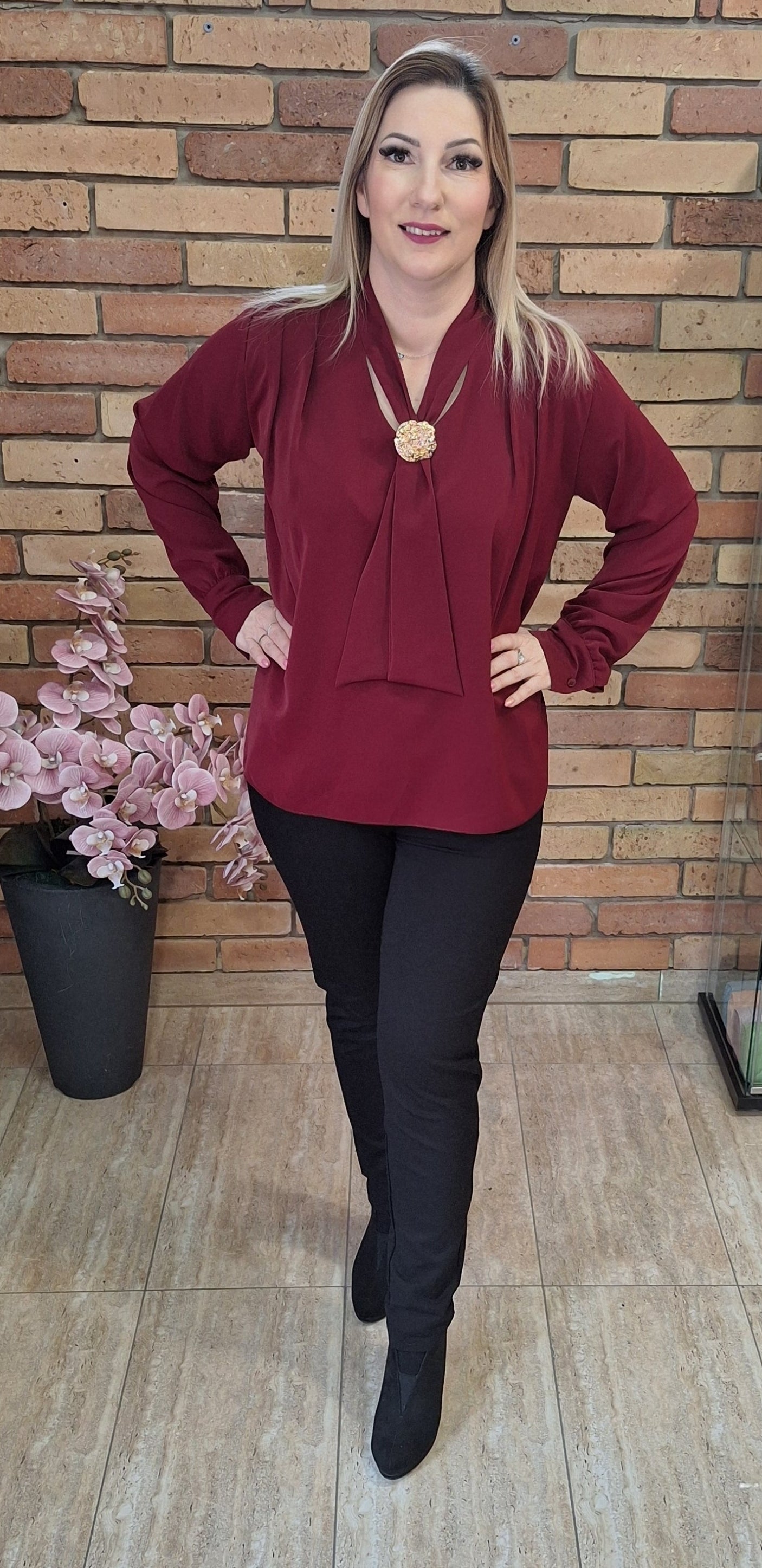 Nyakkendős blúz brossal