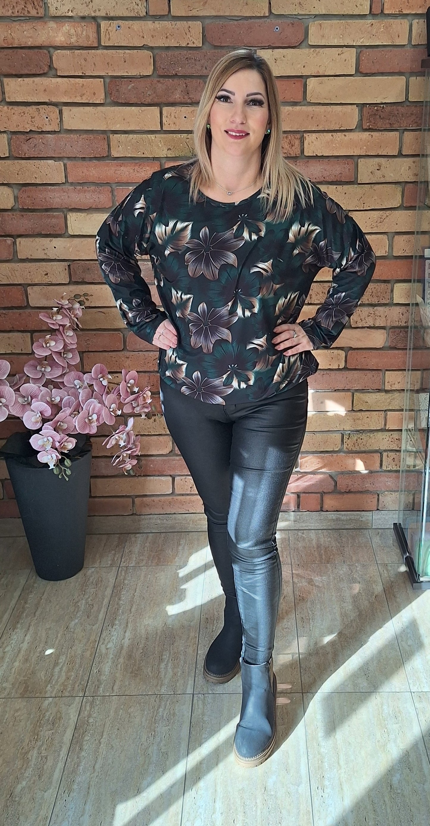 Kerek nyakú mintás felső