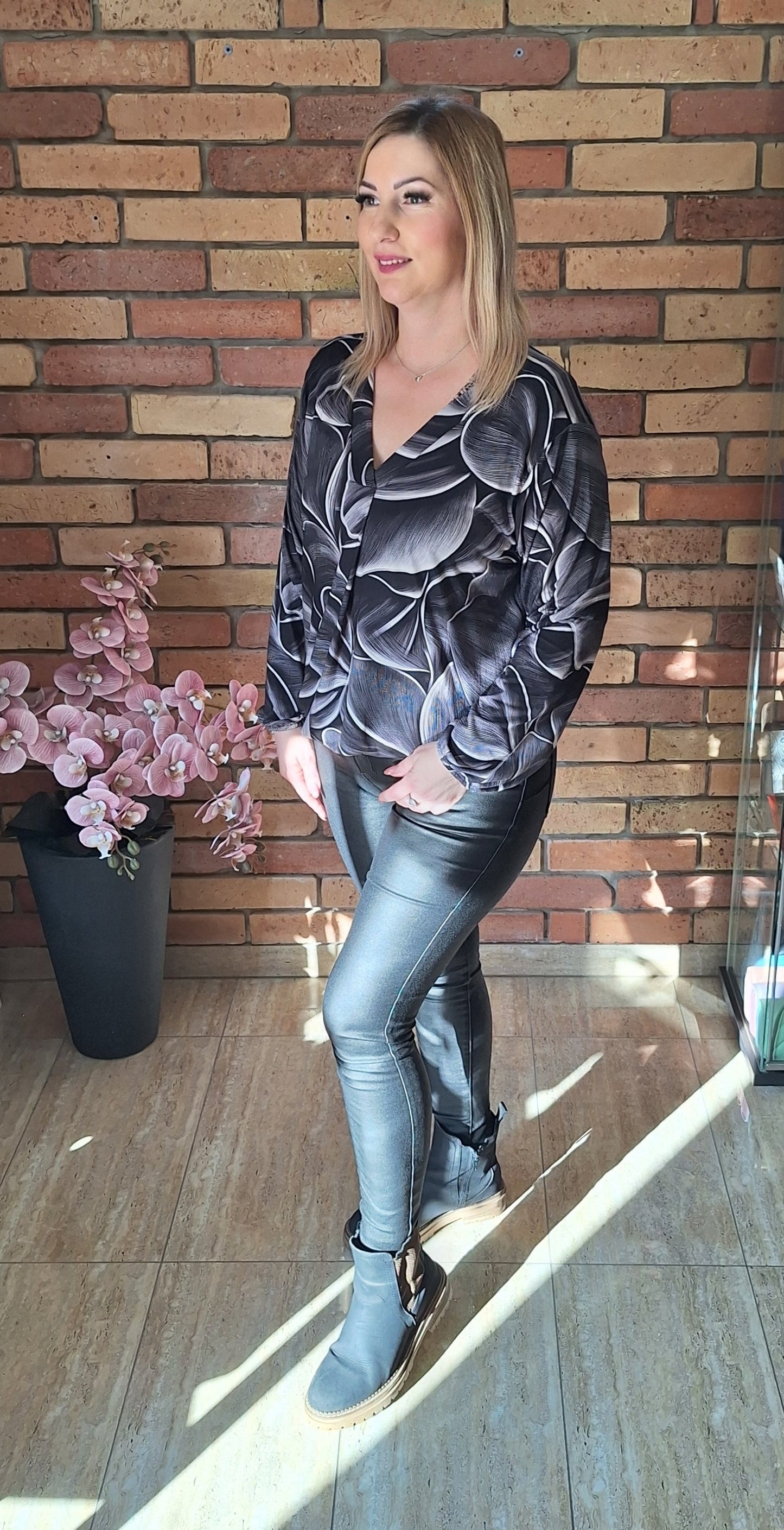 V-kivágású mintás felső