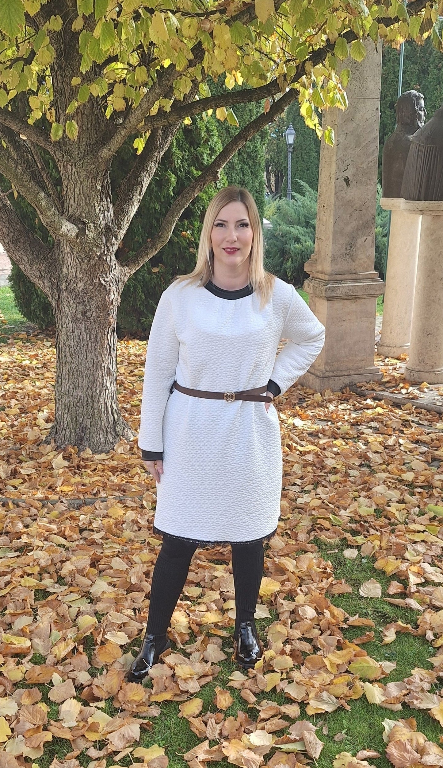 Anyagában mintás, öves ruha