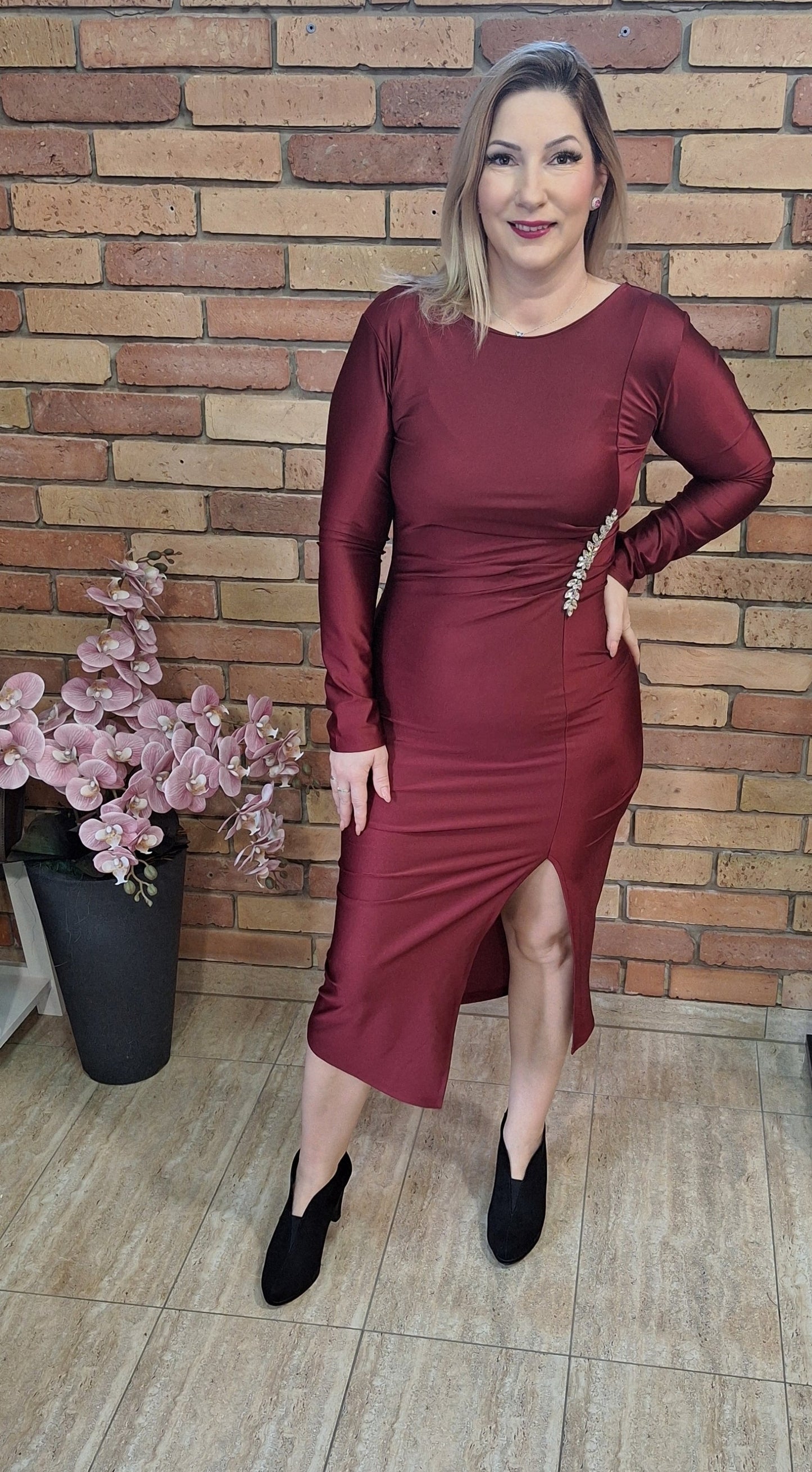 Elegáns ruha, oldalt díszített