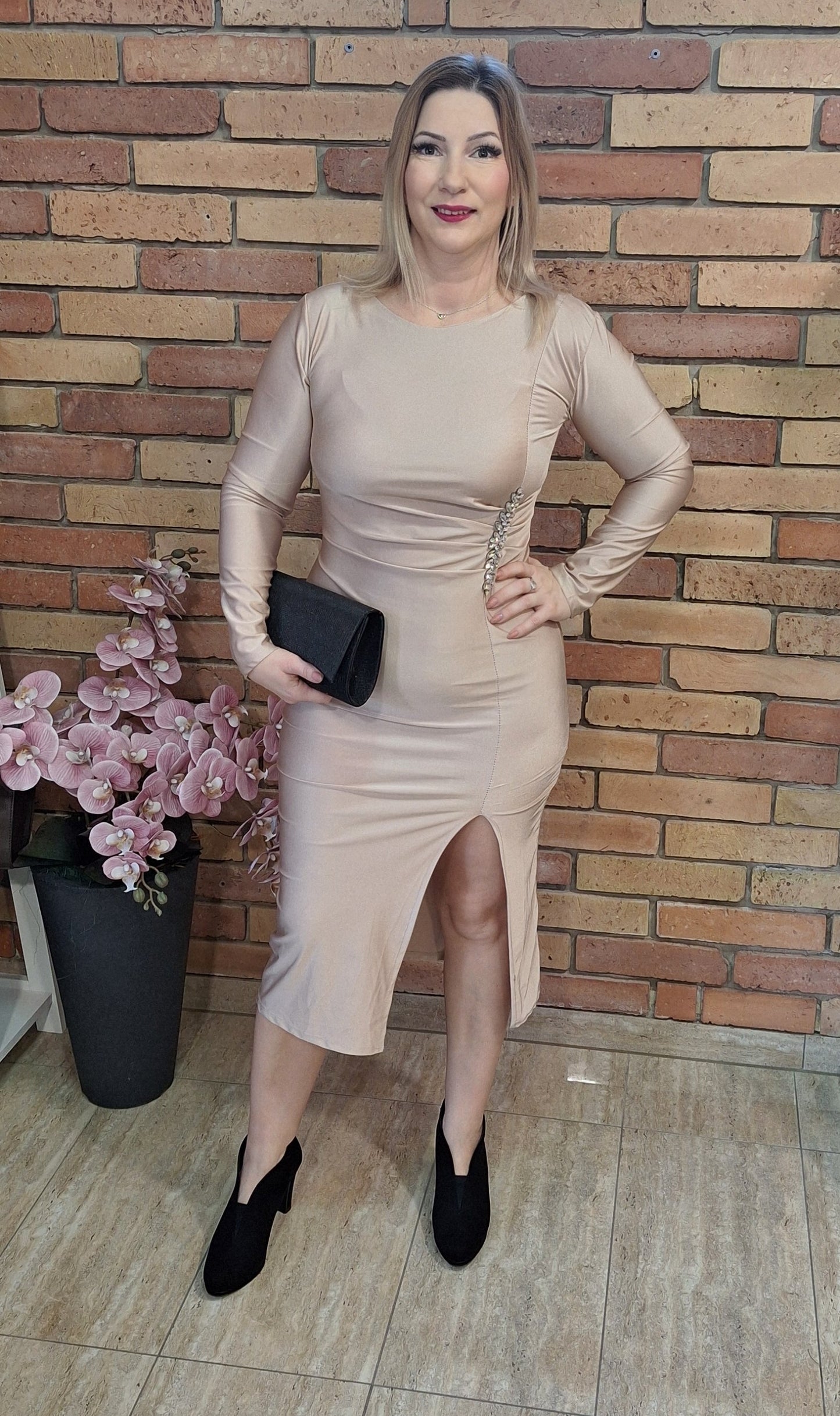 Elegáns ruha, oldalt díszített