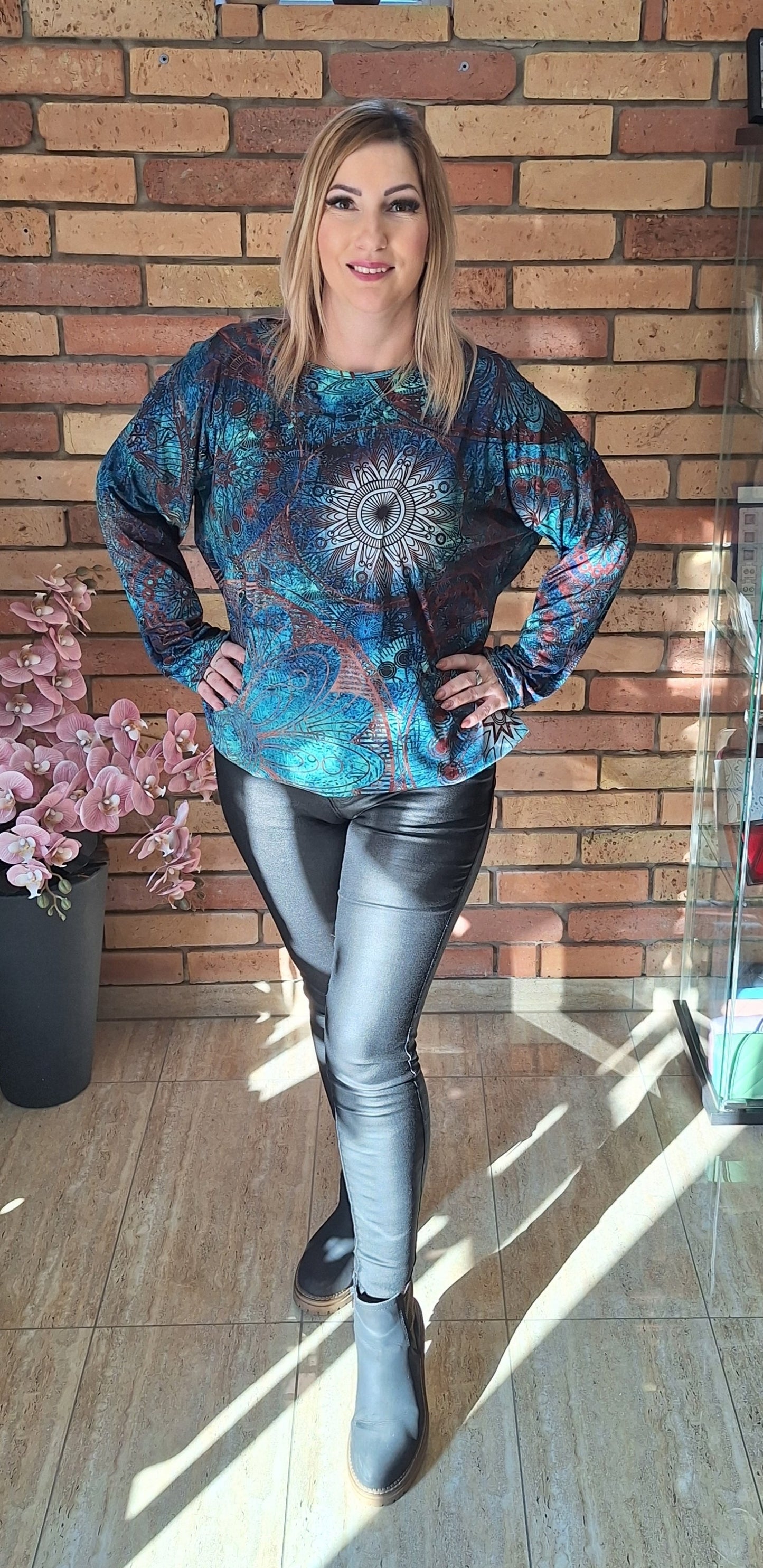 Kerek nyakú mintás felső