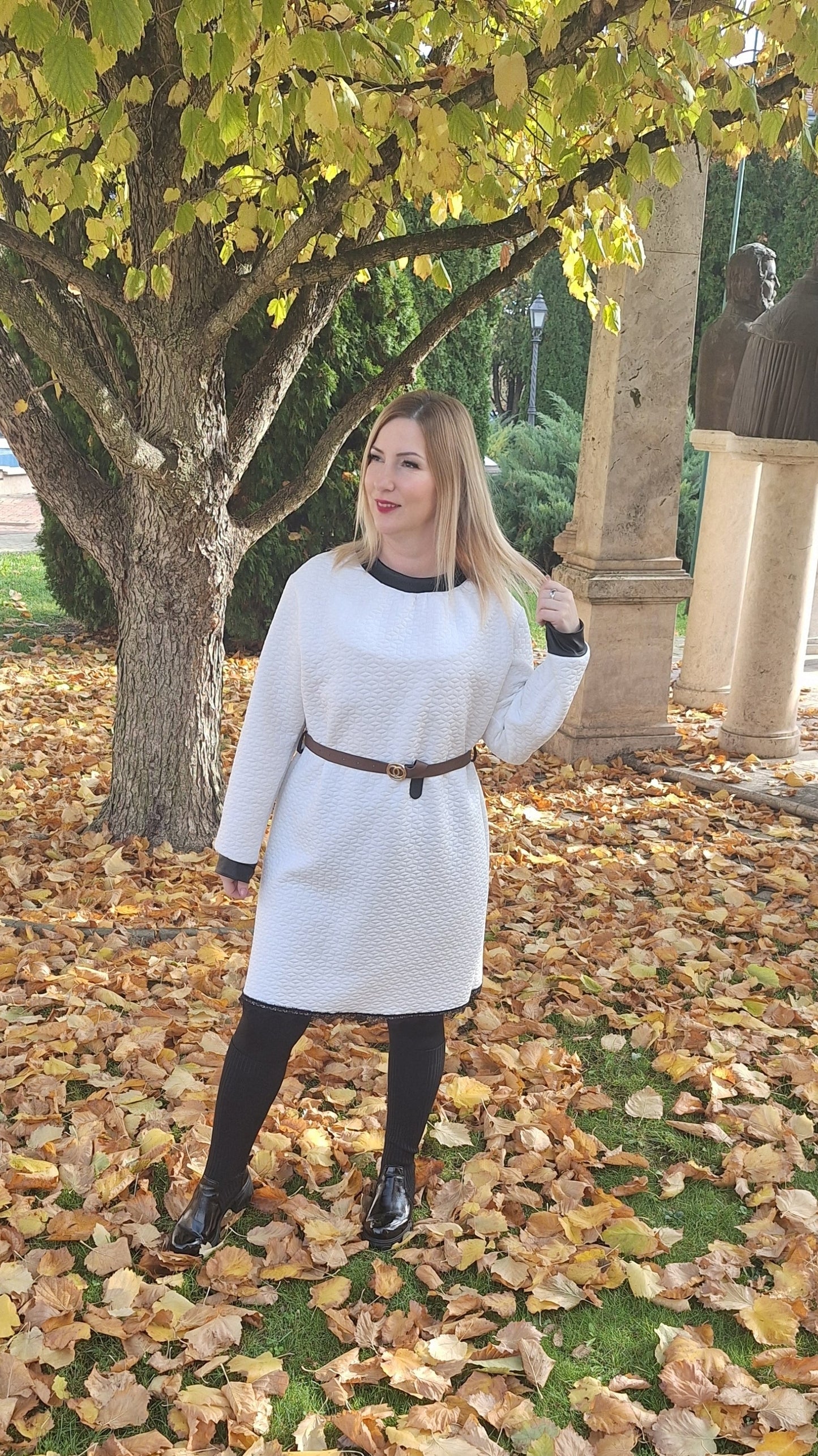 Anyagában mintás, öves ruha